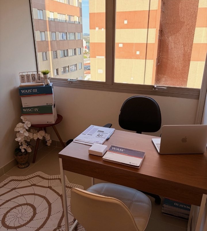 Sala do consultório com mesa e janela